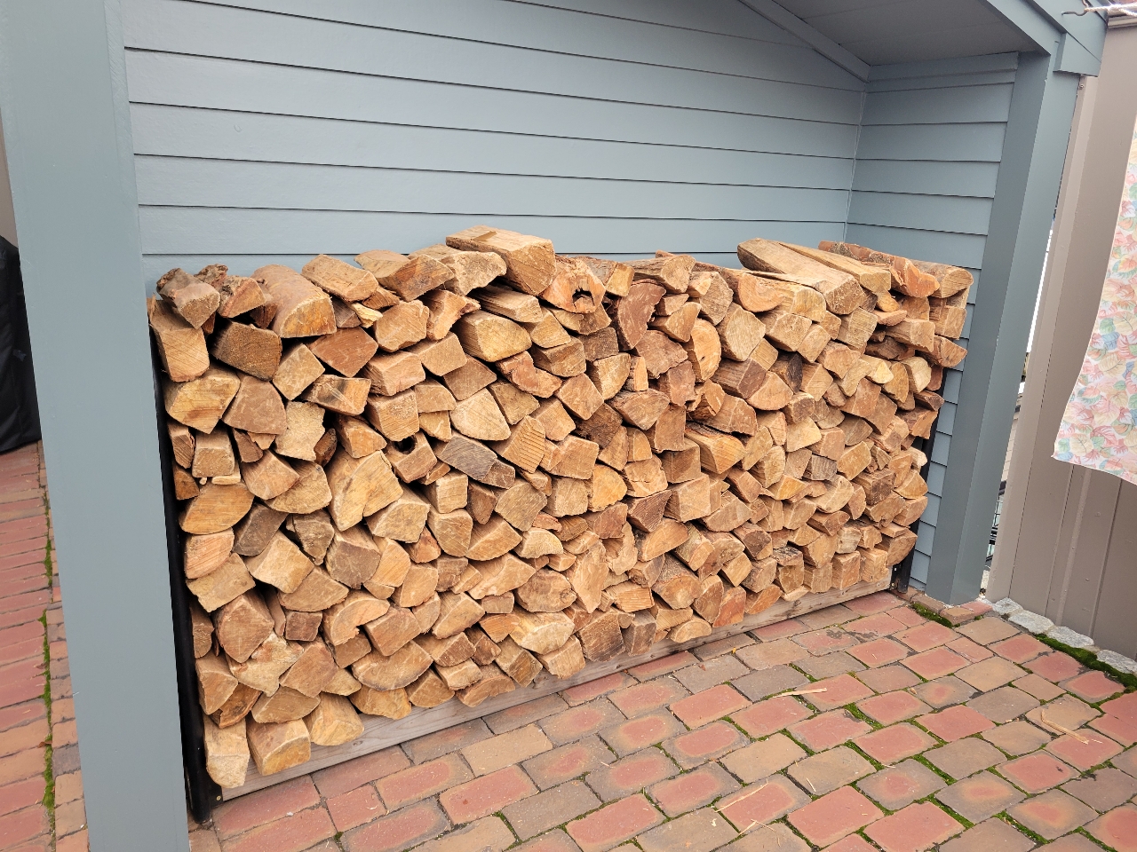 wood-pile-in-rack